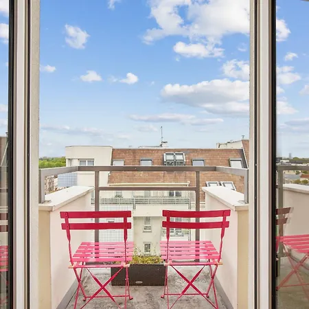 La Defense 2 With Balcony Suresnes